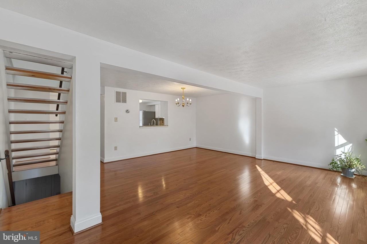 10877 Olde Woods Way - Photo 7 of 33