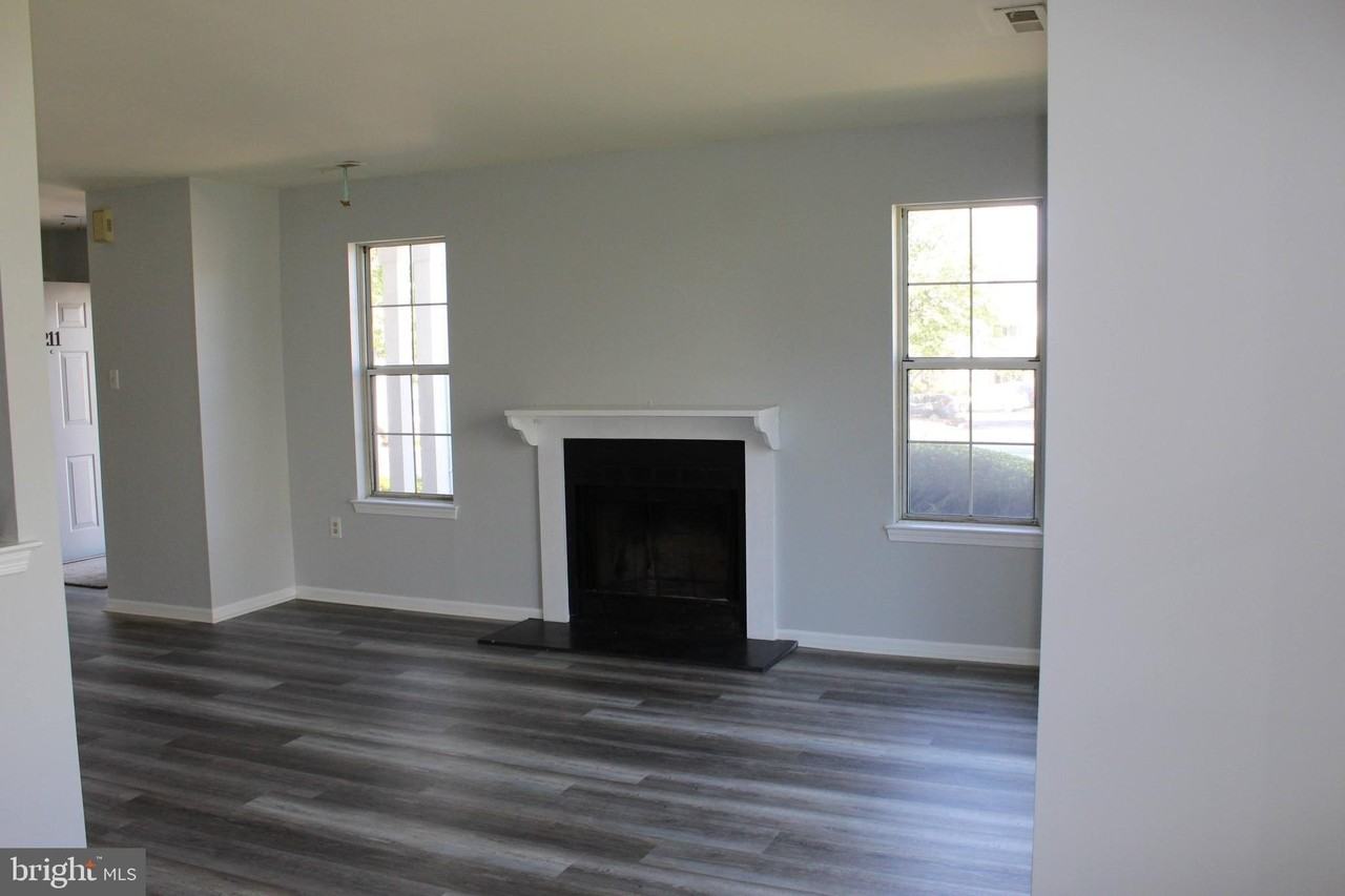 211 Mews Dr Unit 211 #211 - Photo 4 of 18