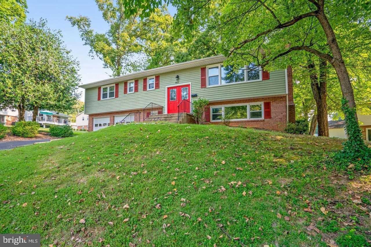 9821 Hampton Ln - Photo 3 of 50