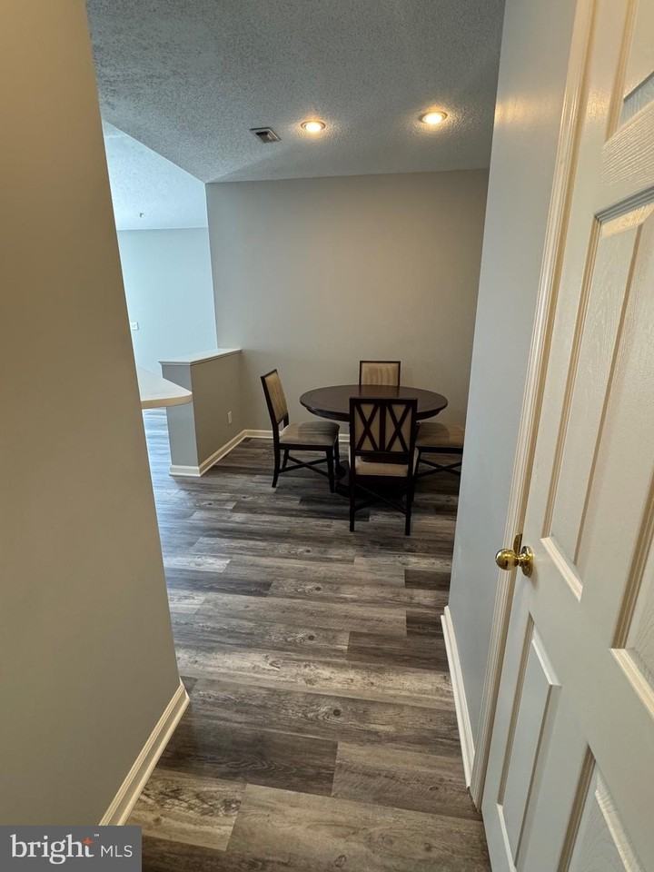 1716 Lake Shore Crest Dr Apt 32 #32 - Photo 3 of 37