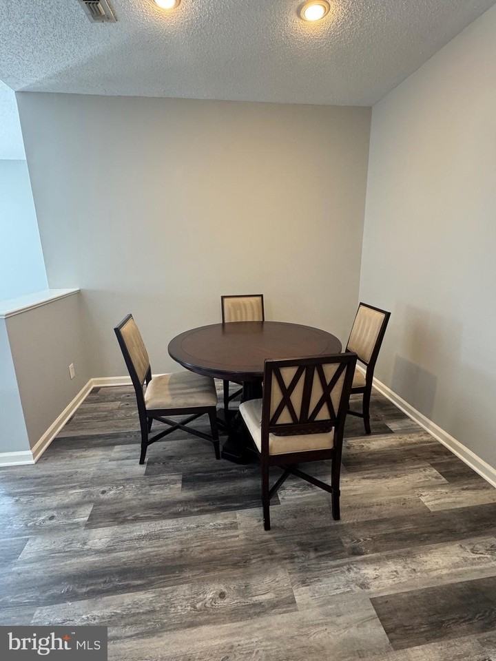 1716 Lake Shore Crest Dr Apt 32 #32 - Photo 4 of 37