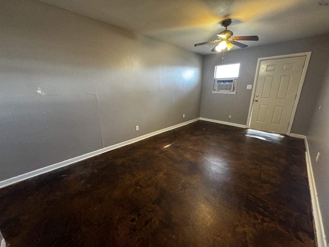 409 Park St #D - Photo 3 of 6