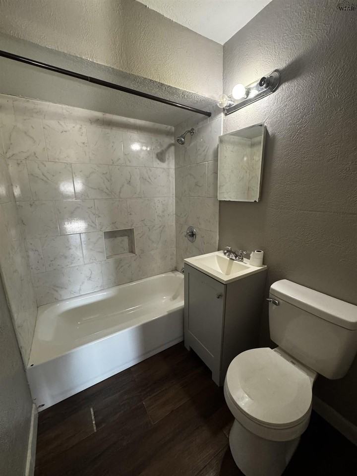 409 Park St #D - Photo 6 of 6