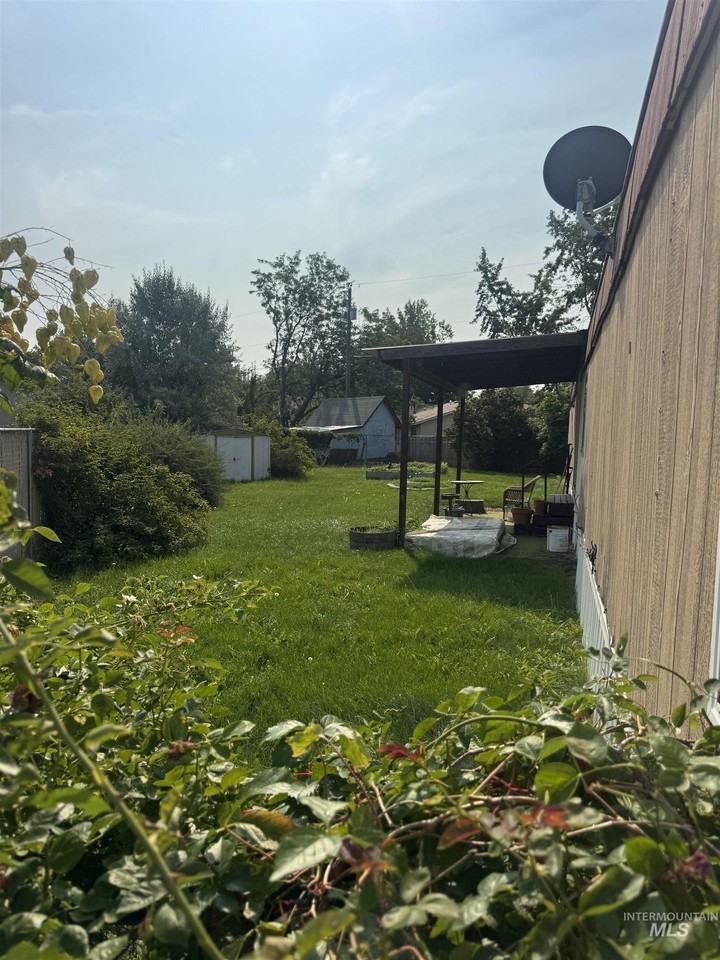 10369 W Florence Ln - Photo 3 of 7