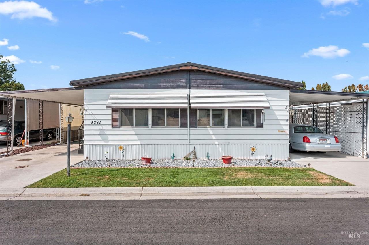 2711 N Pilgrim Ln - Photo 2 of 23