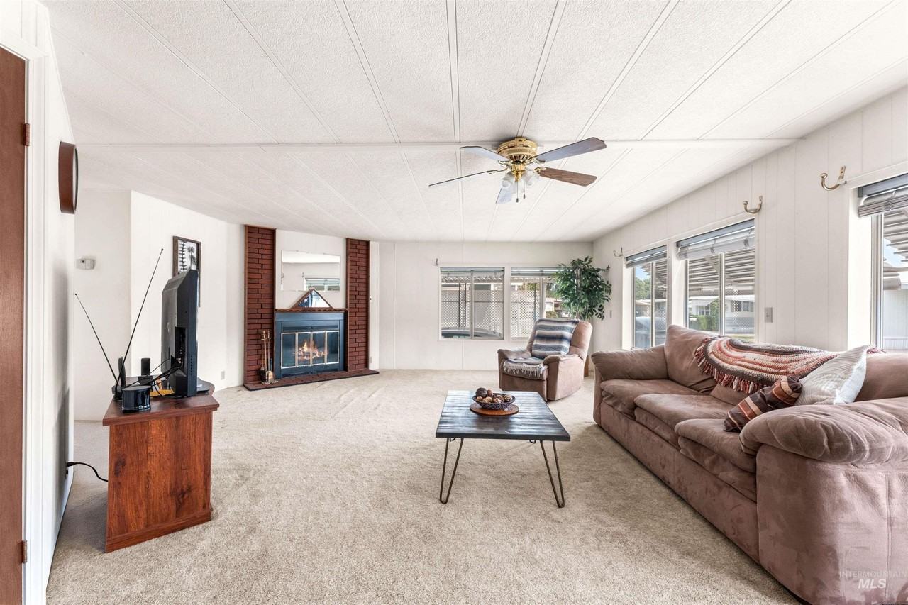 2711 N Pilgrim Ln - Photo 3 of 23