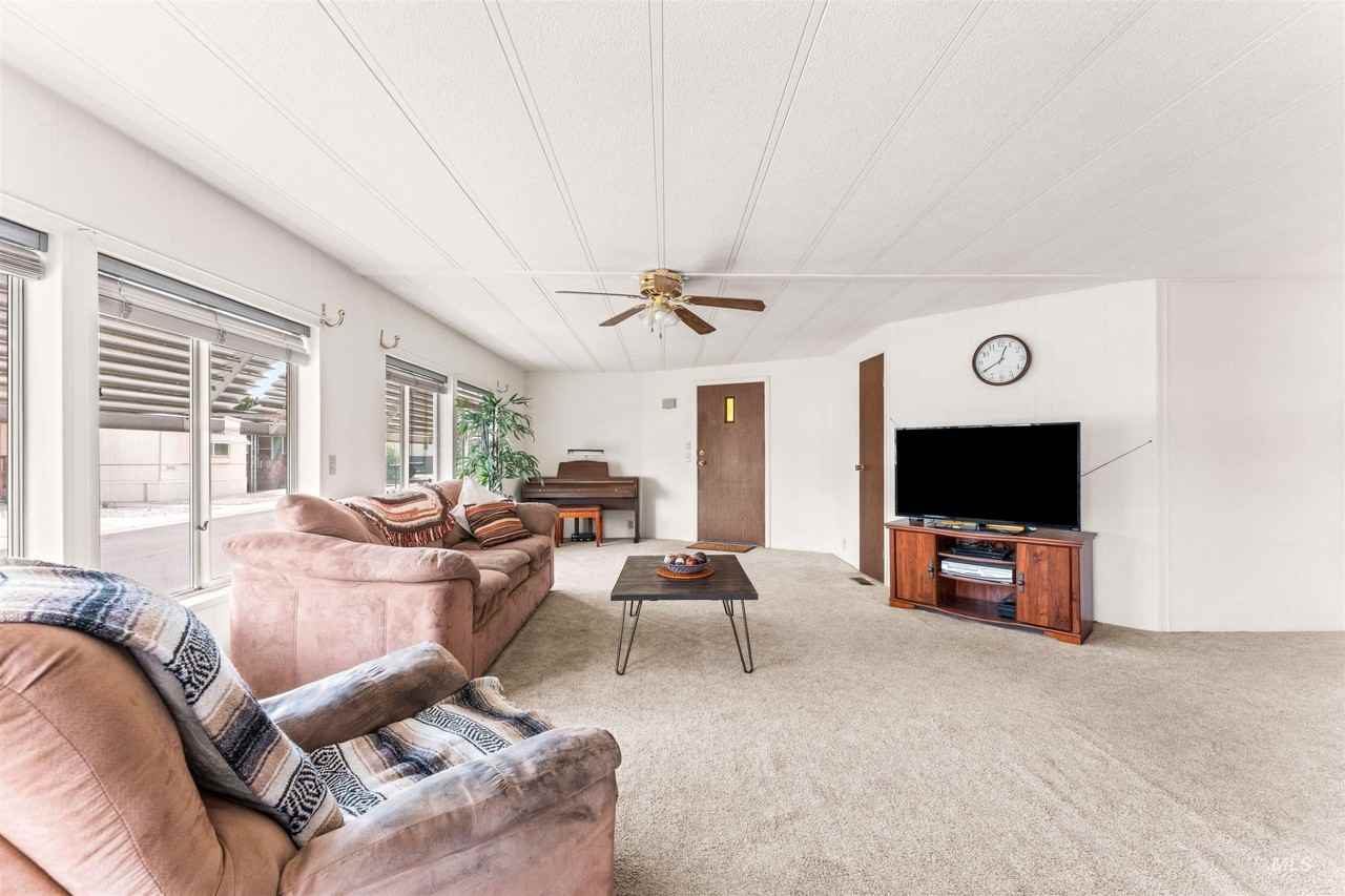 2711 N Pilgrim Ln - Photo 4 of 23