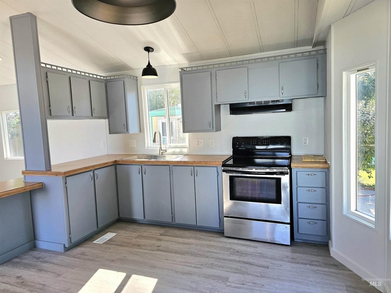 309 E 39th St Trlr 9 #9 - Photo 3 of 33