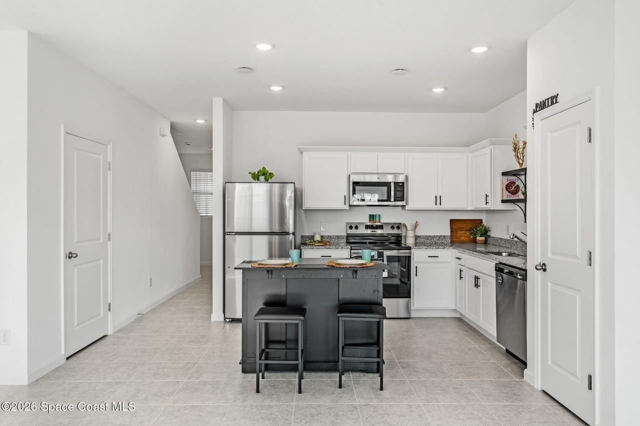 1199 Bluewater Ln - Photo 7 of 32