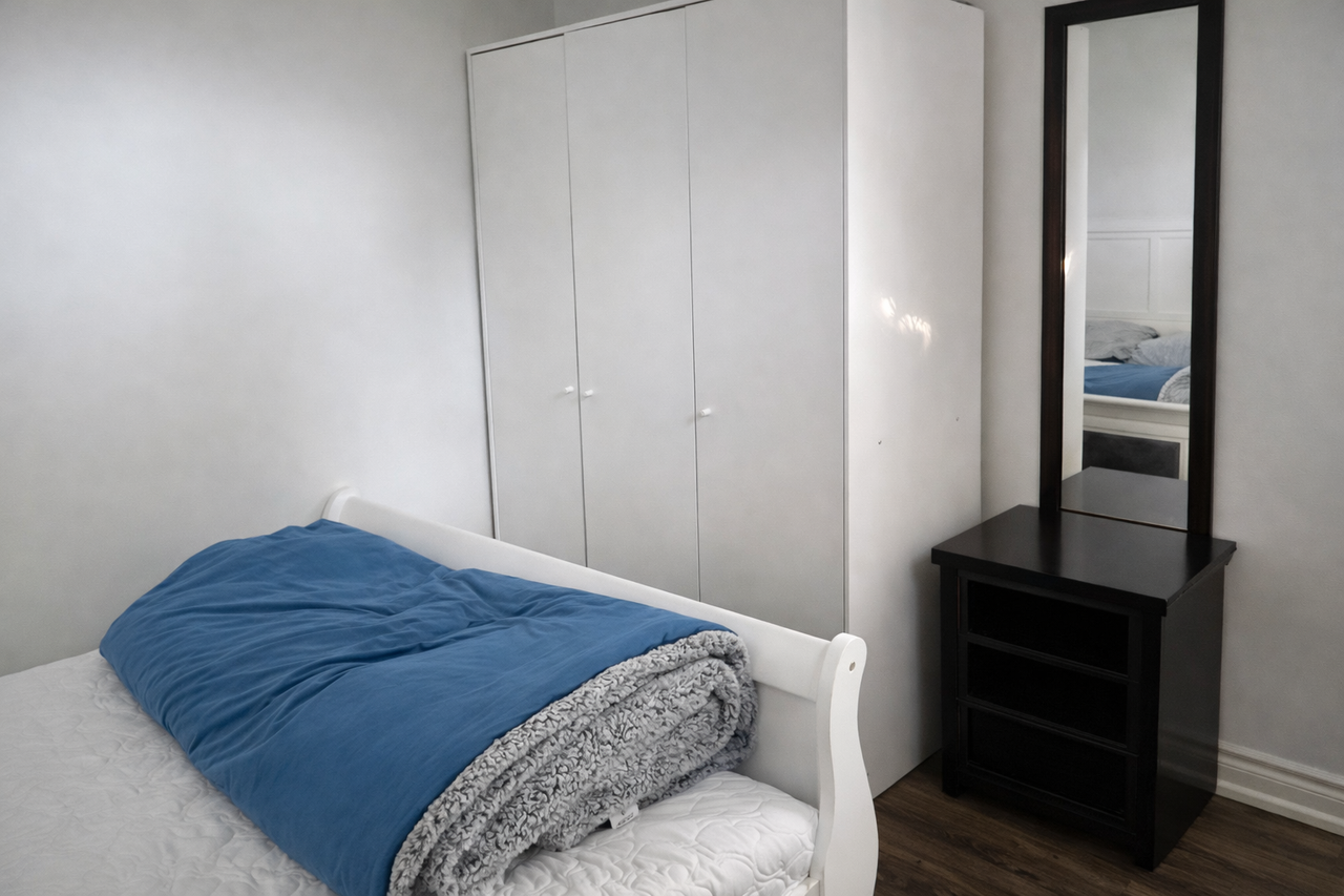 Queen Frederica Dr & Bloor St - Photo 2 of 7