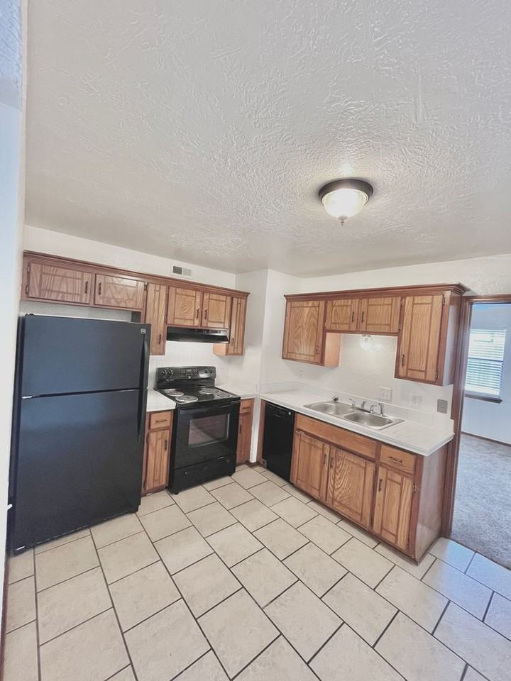 1901 E Lindsey - Photo 3 of 50