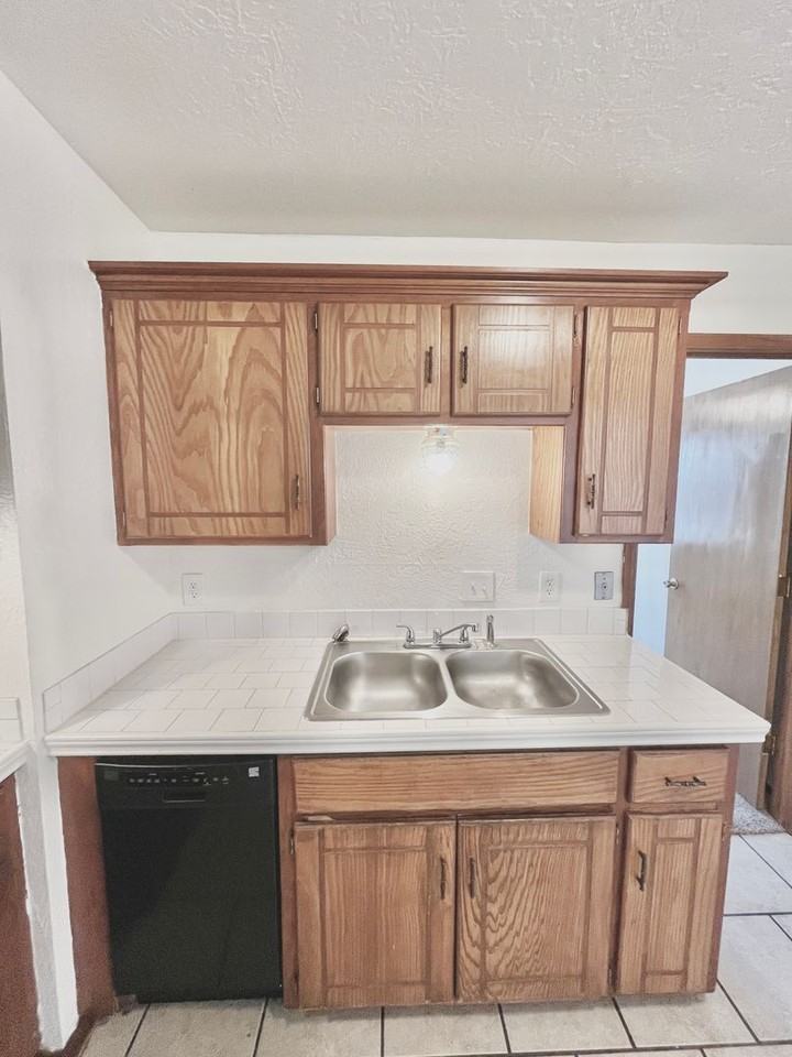 1901 E Lindsey - Photo 4 of 50