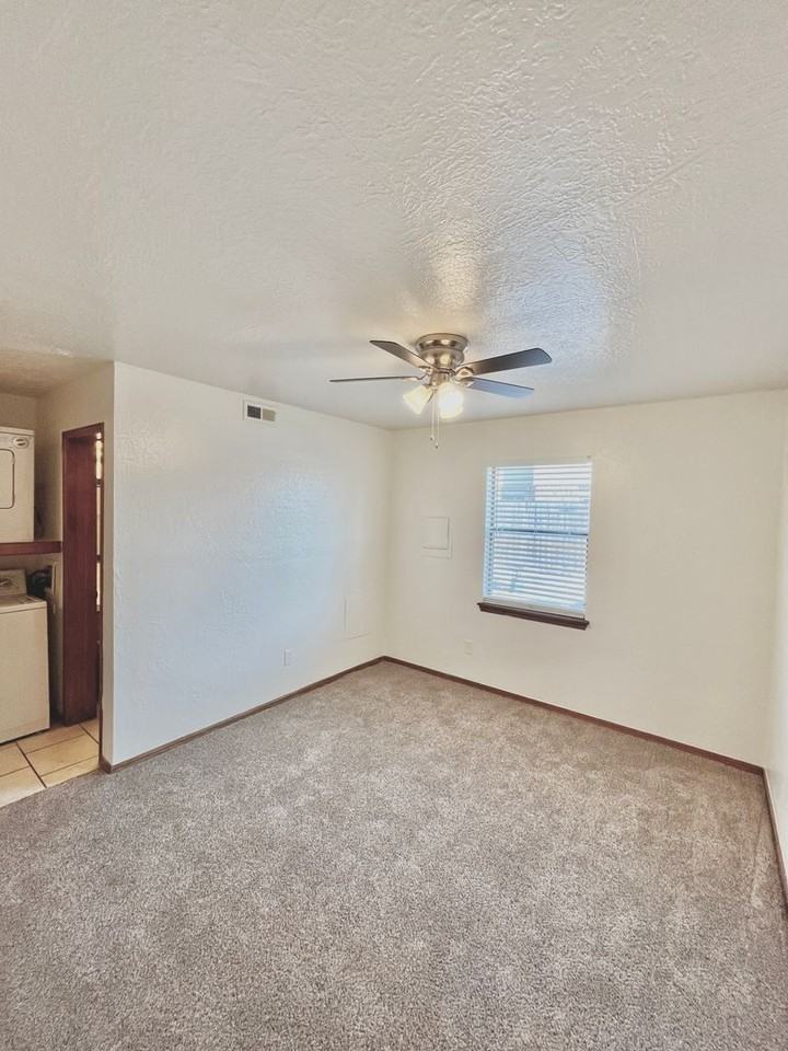 1901 E Lindsey - Photo 5 of 50