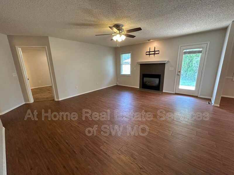 4146 S Parkcrest Ave - Photo 2 of 16