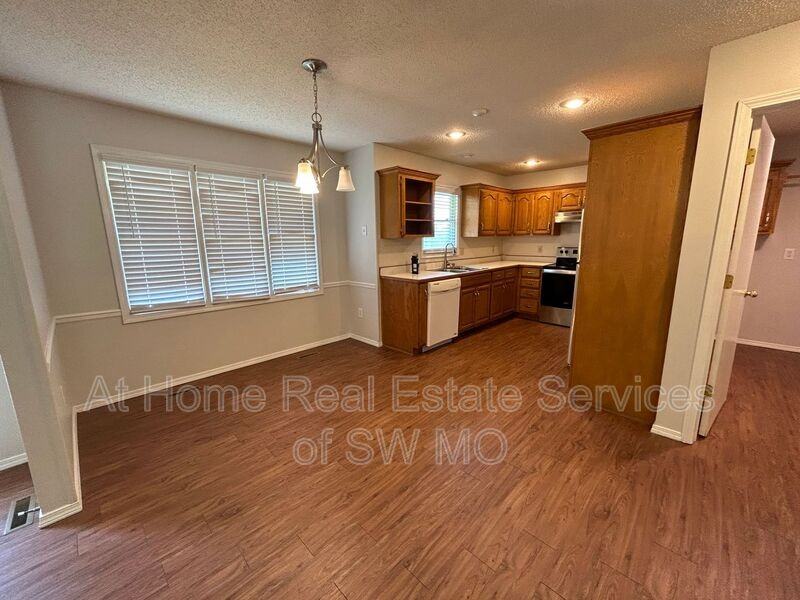 4146 S Parkcrest Ave - Photo 3 of 16