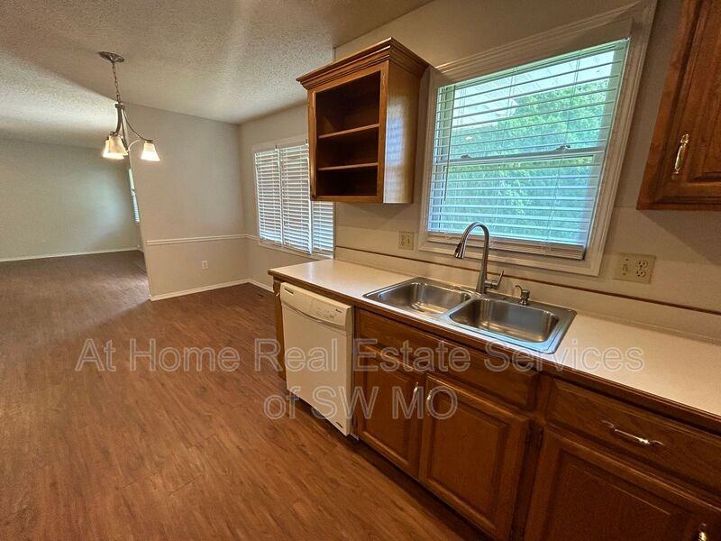 4146 S Parkcrest Ave - Photo 6 of 16