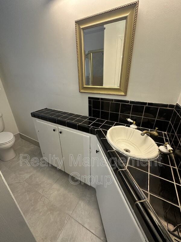 2338 Berry St #B - Photo 3 of 10