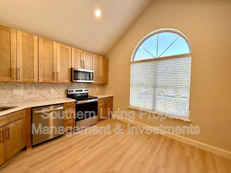 8811 Roseton Ln - Photo 6 of 31