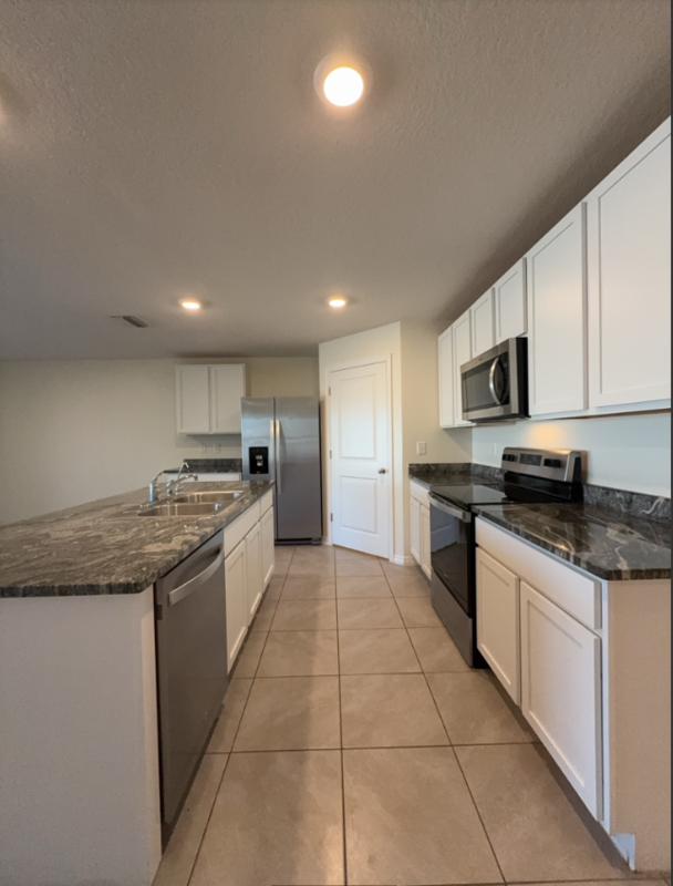 822 18th Ave Se - Photo 3 of 30