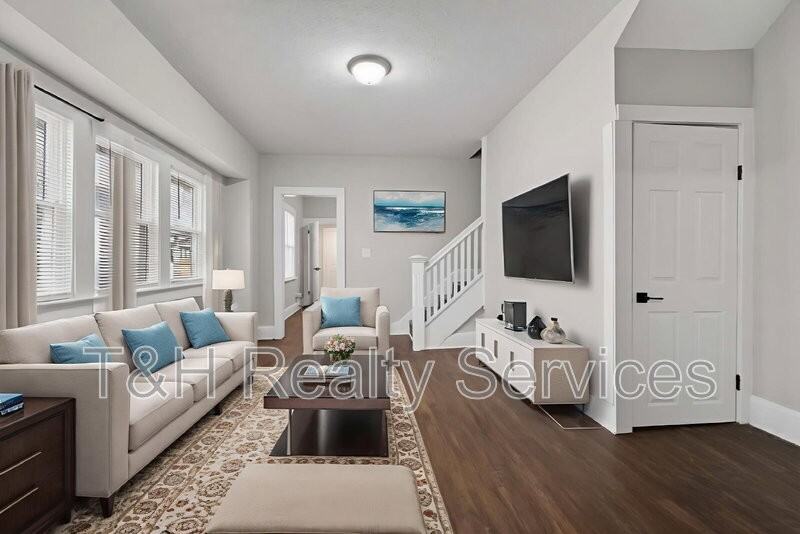 926 W 32nd St - Photo 7 of 33