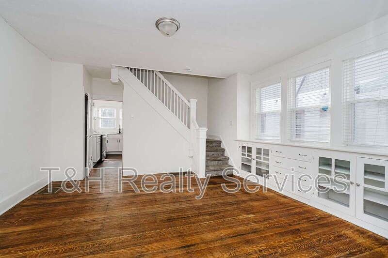 2933 Ruckle St - Photo 5 of 19