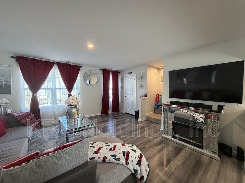 35 Cecelia Way - Photo 4 of 15