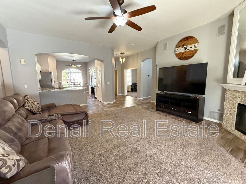 235 E Smoke Tree Rd - Photo 6 of 27