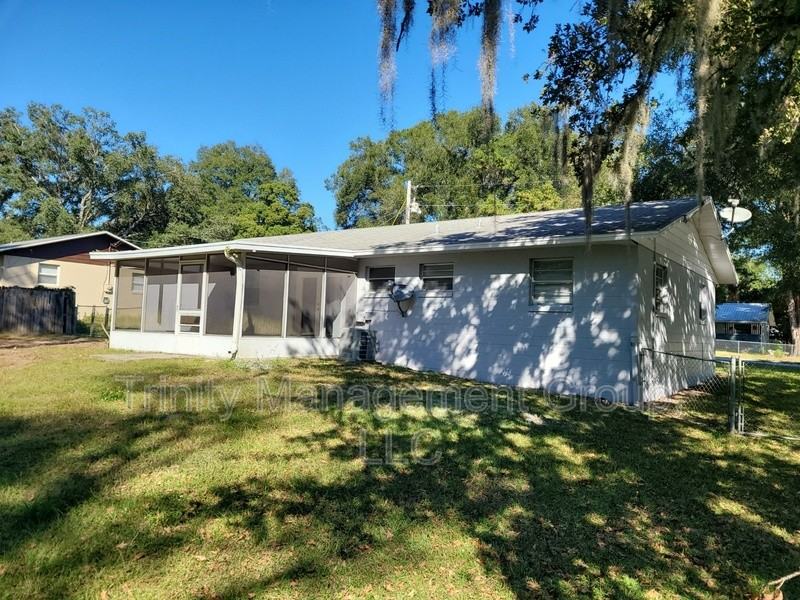 2240 Ne 39th St - Photo 3 of 20