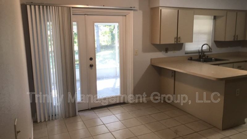 2240 Ne 39th St - Photo 5 of 20