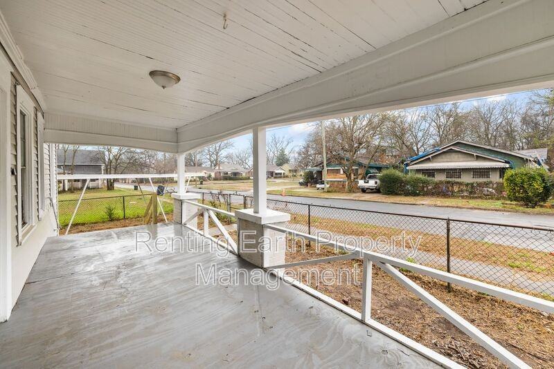 617 7th St W - Photo 7 of 17