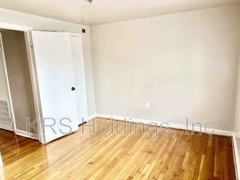 5423 Remuda Dr - Photo 3 of 6