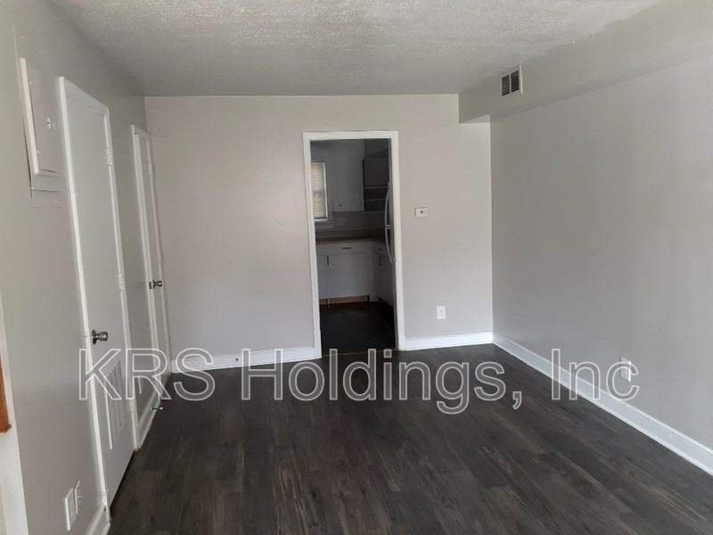 5406 Remuda Dr - Photo 4 of 10