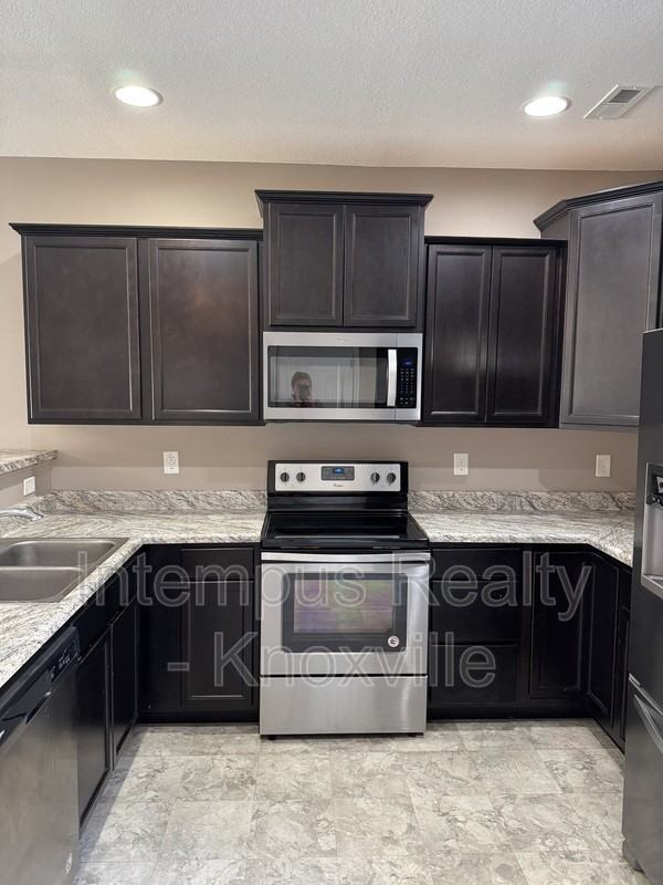 2415 Flannery Way - Photo 4 of 35