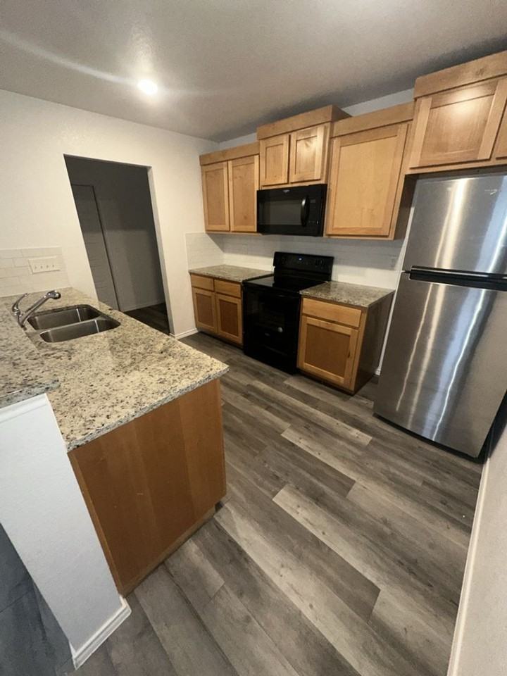 711 Kimble Dr #B - Photo 3 of 9