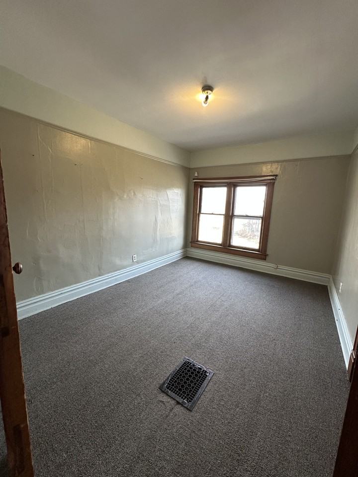 304 West Huron Avenue - Photo 5 of 12