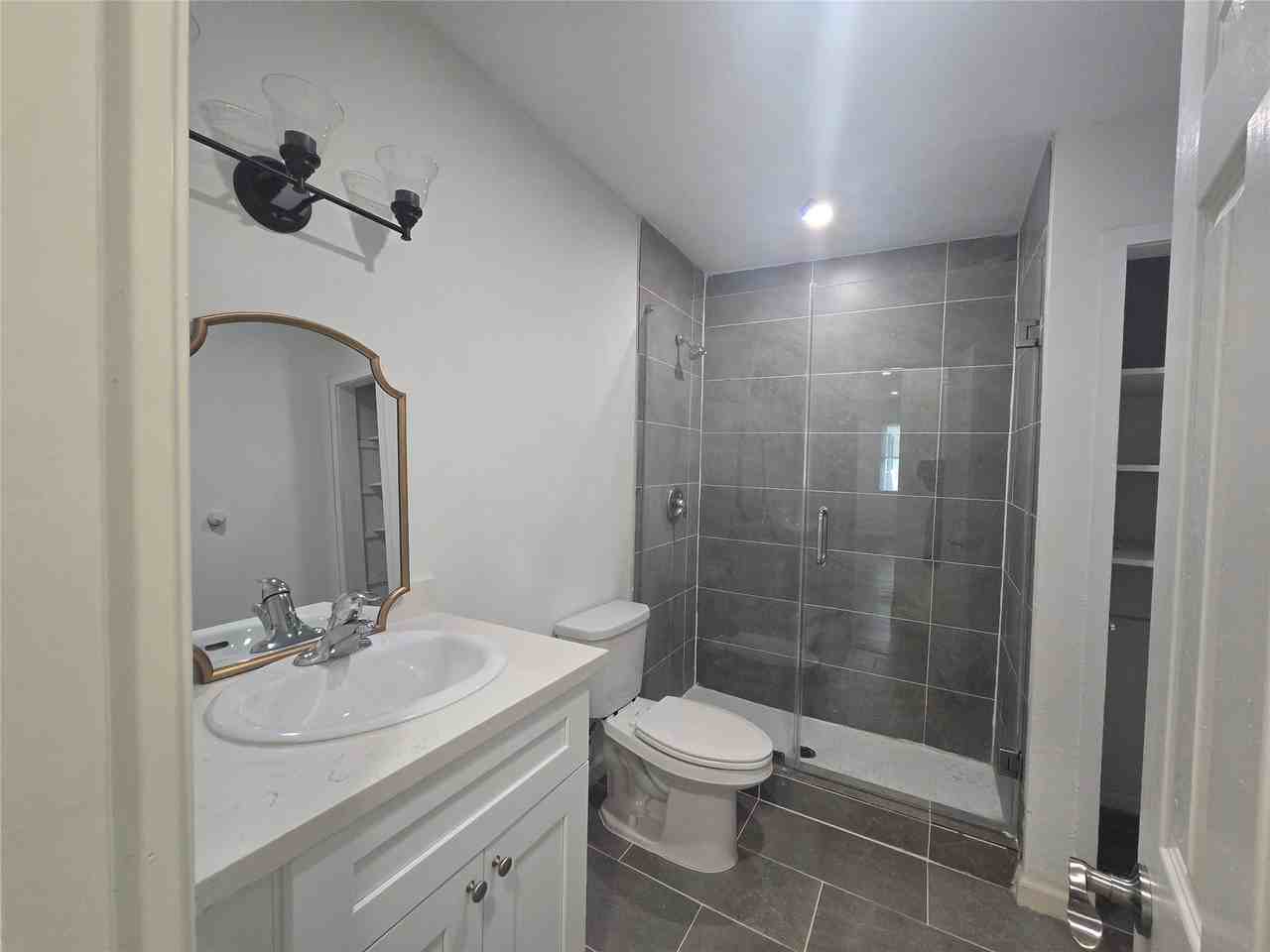 712 Ball St - Photo 6 of 8