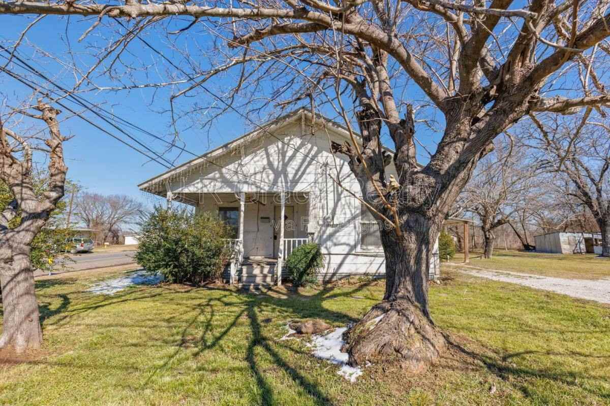 517 Parkside Dr - Photo 3 of 10