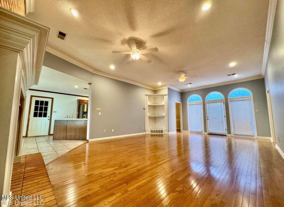 465 Augusta Dr - Photo 5 of 15