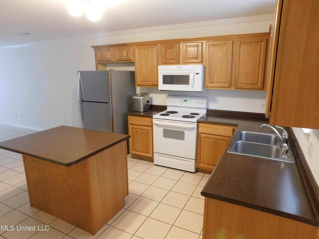 525 Saint John St - Photo 3 of 15