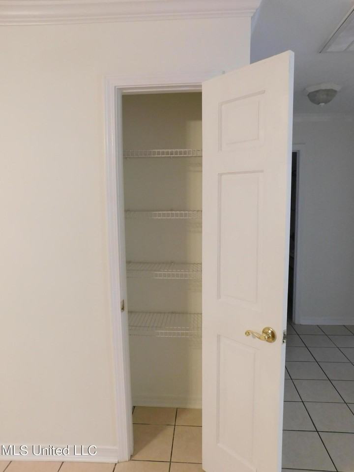 525 Saint John St - Photo 4 of 15