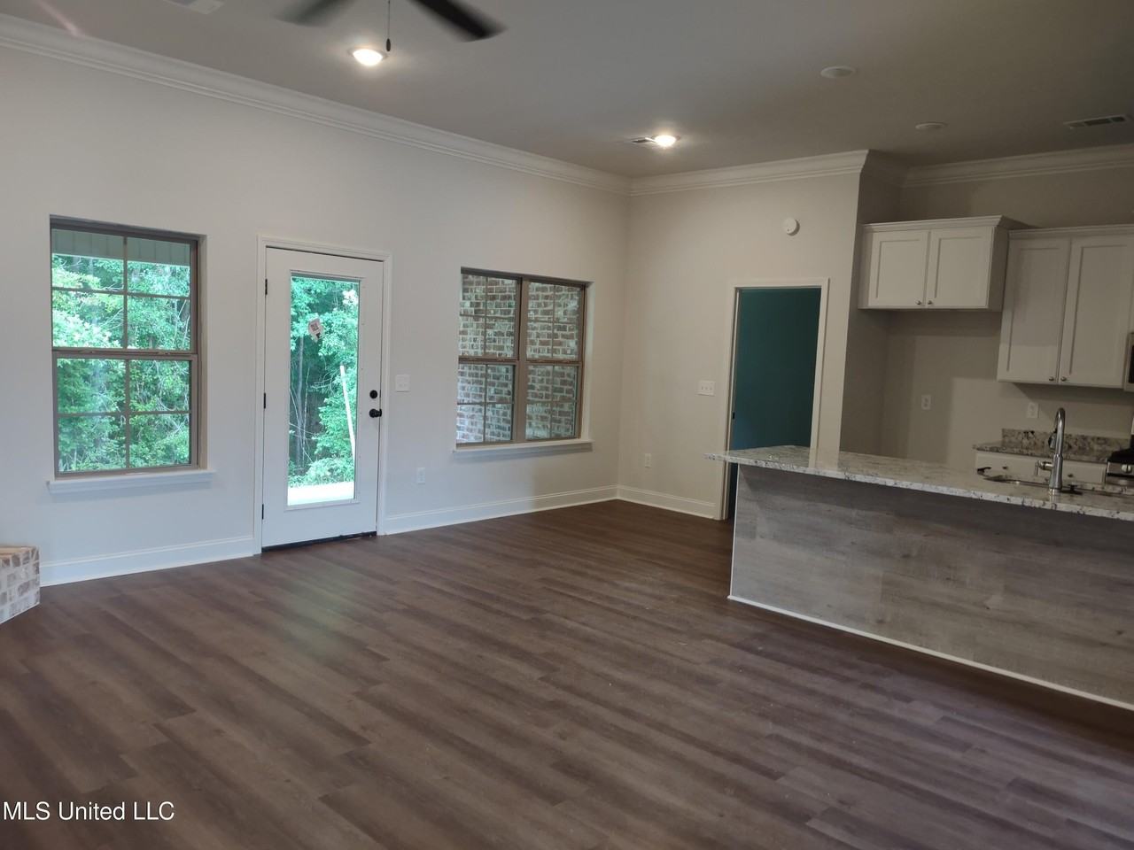 1007 Silver Cir - Photo 3 of 9