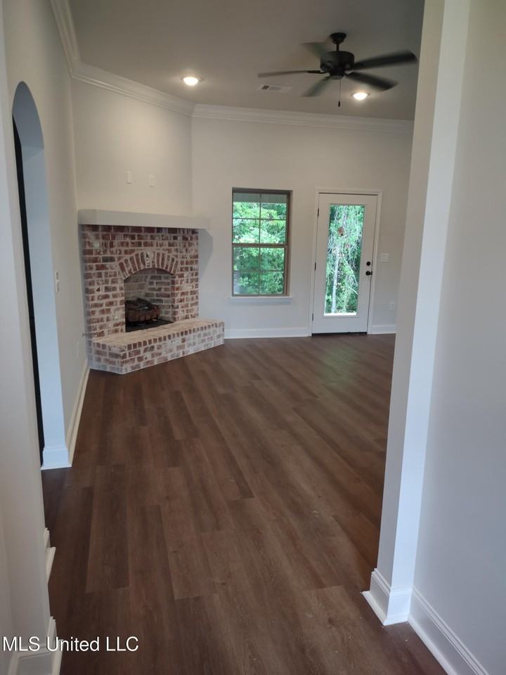 1007 Silver Cir - Photo 4 of 9