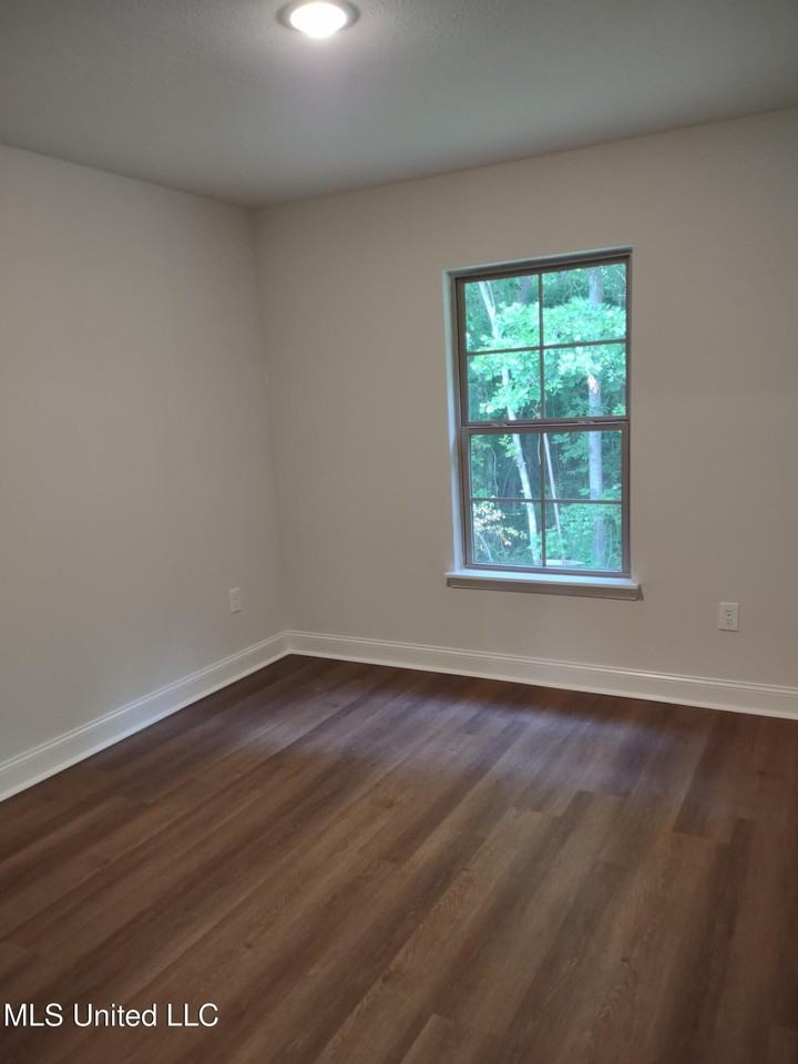 1007 Silver Cir - Photo 5 of 9