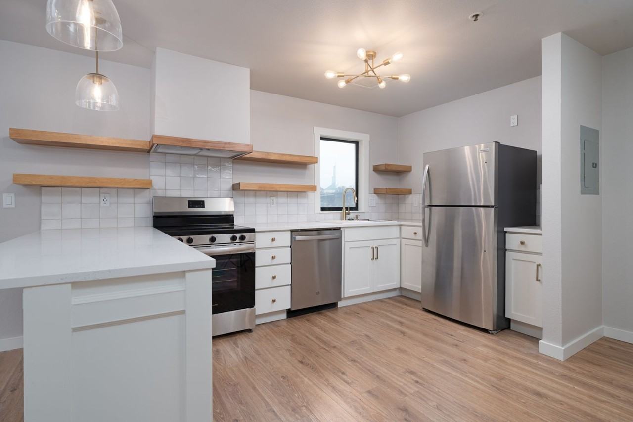 720 Nw Naito Pkwy - Photo 2 of 33