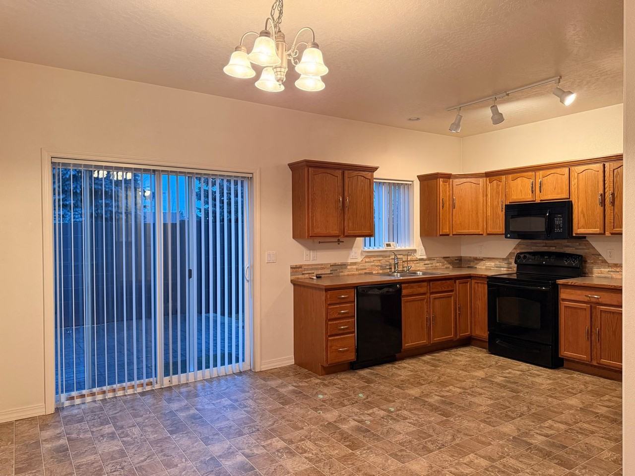 7878 N Leverett Ct - Photo 6 of 28