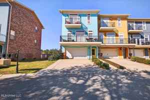 featured image of 7 Oak Alley Ln