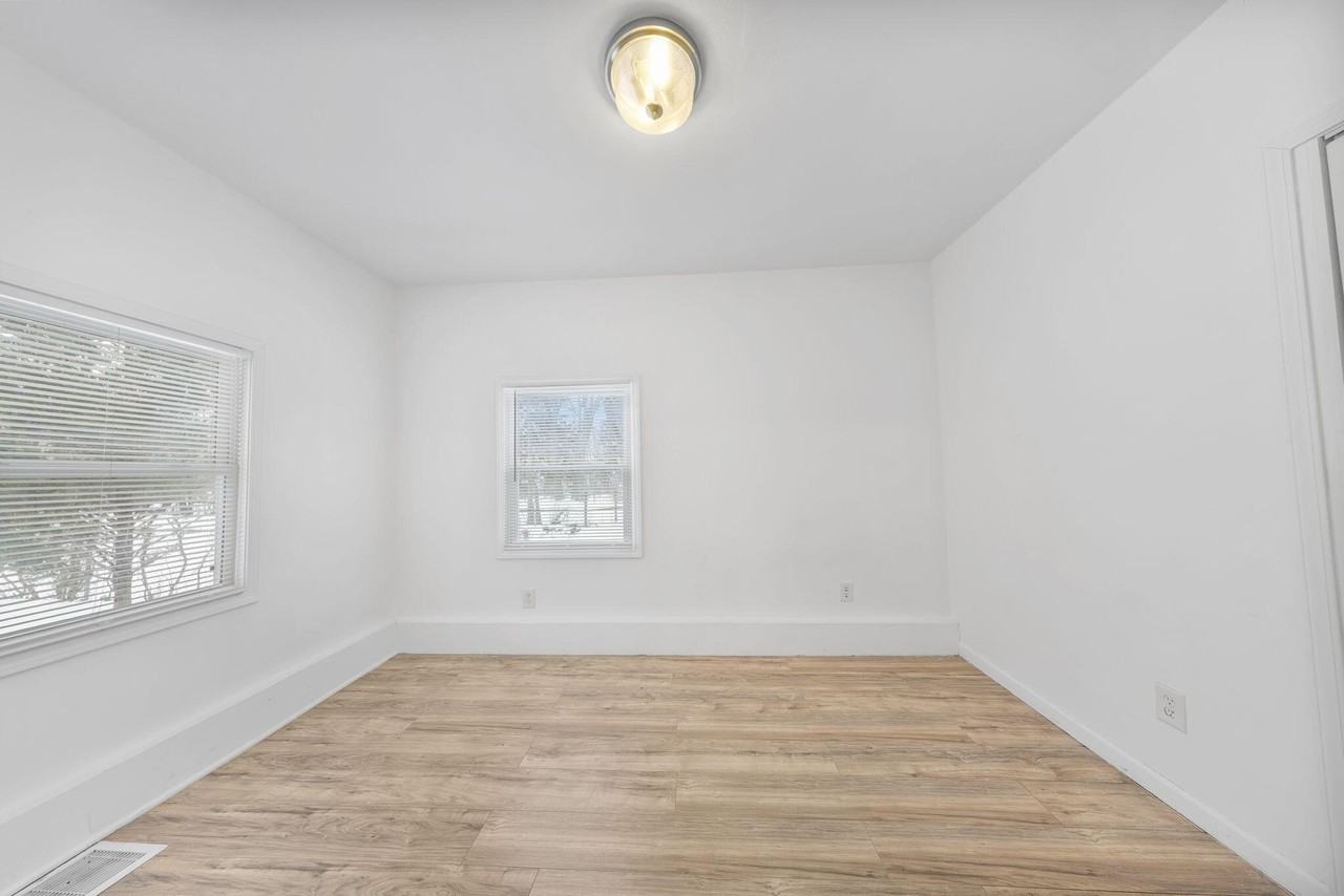 820 Brown St - Photo 4 of 20