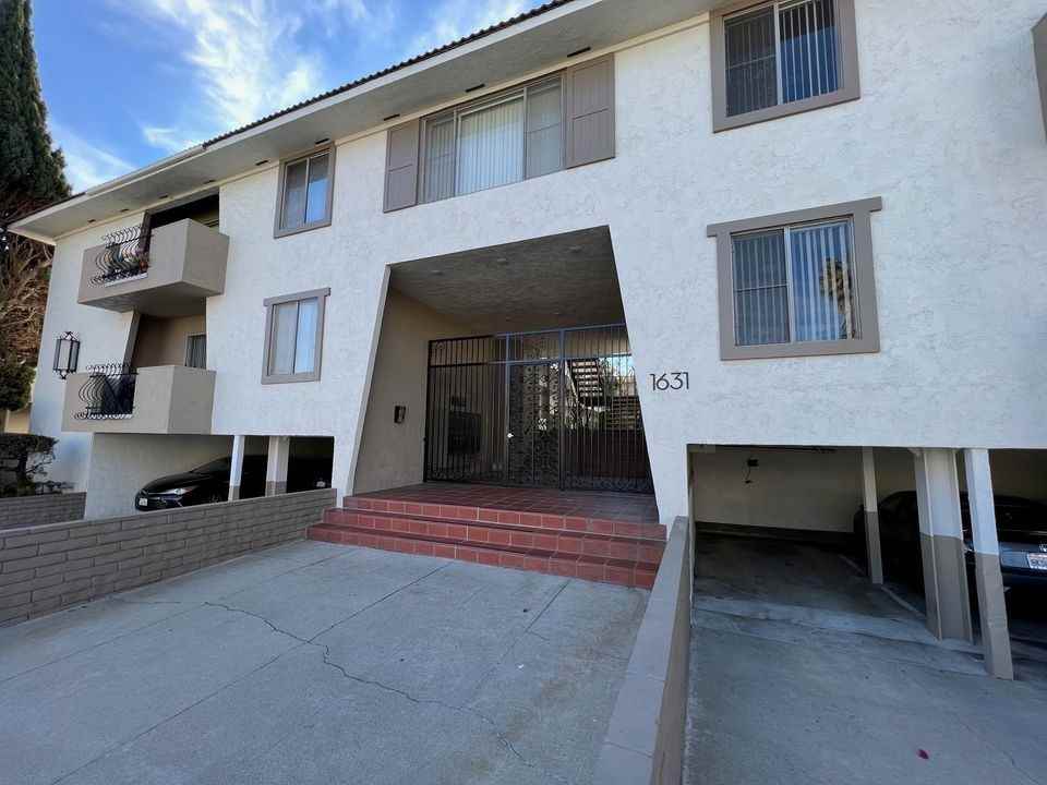 1631 Barry Ave - Photo 2 of 3