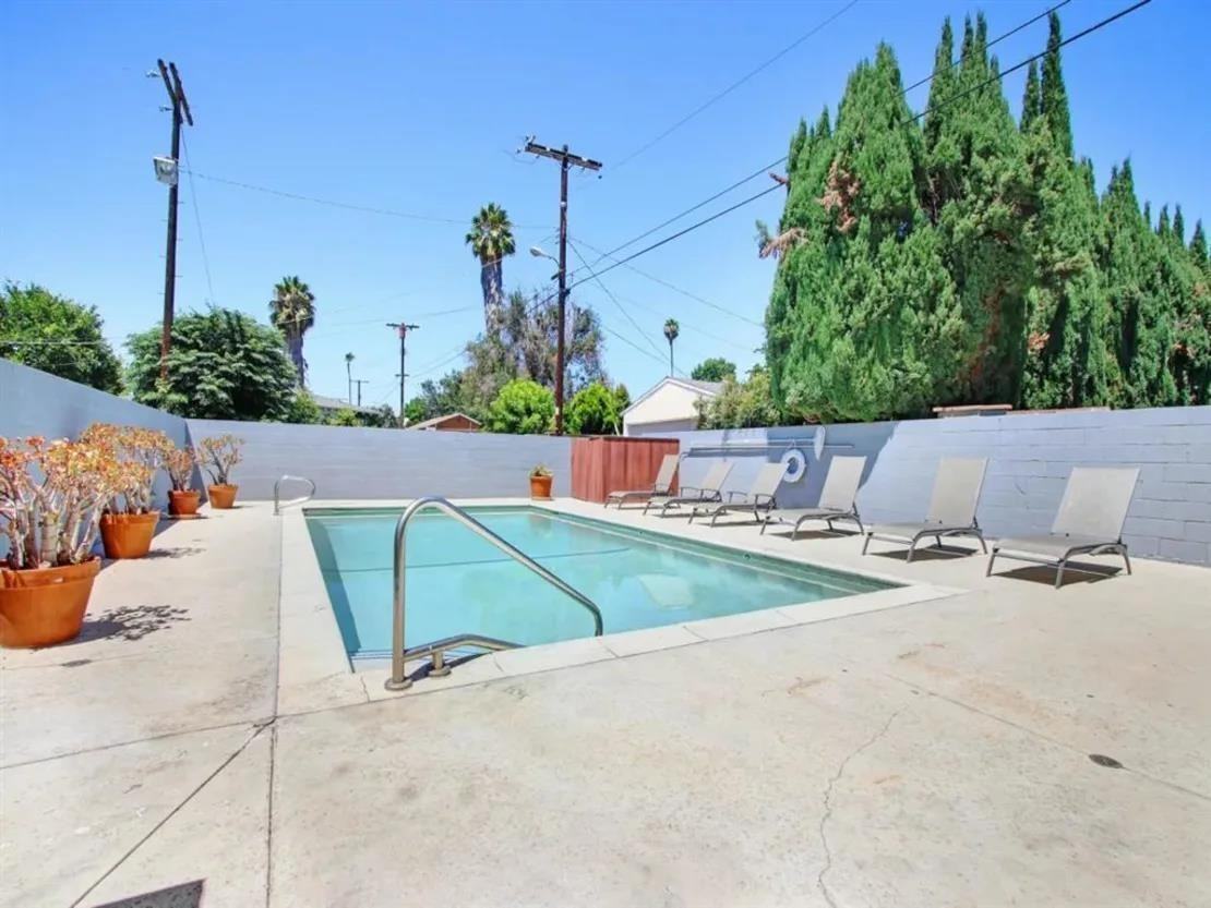 Nelk Manor - Photo 2 of 50