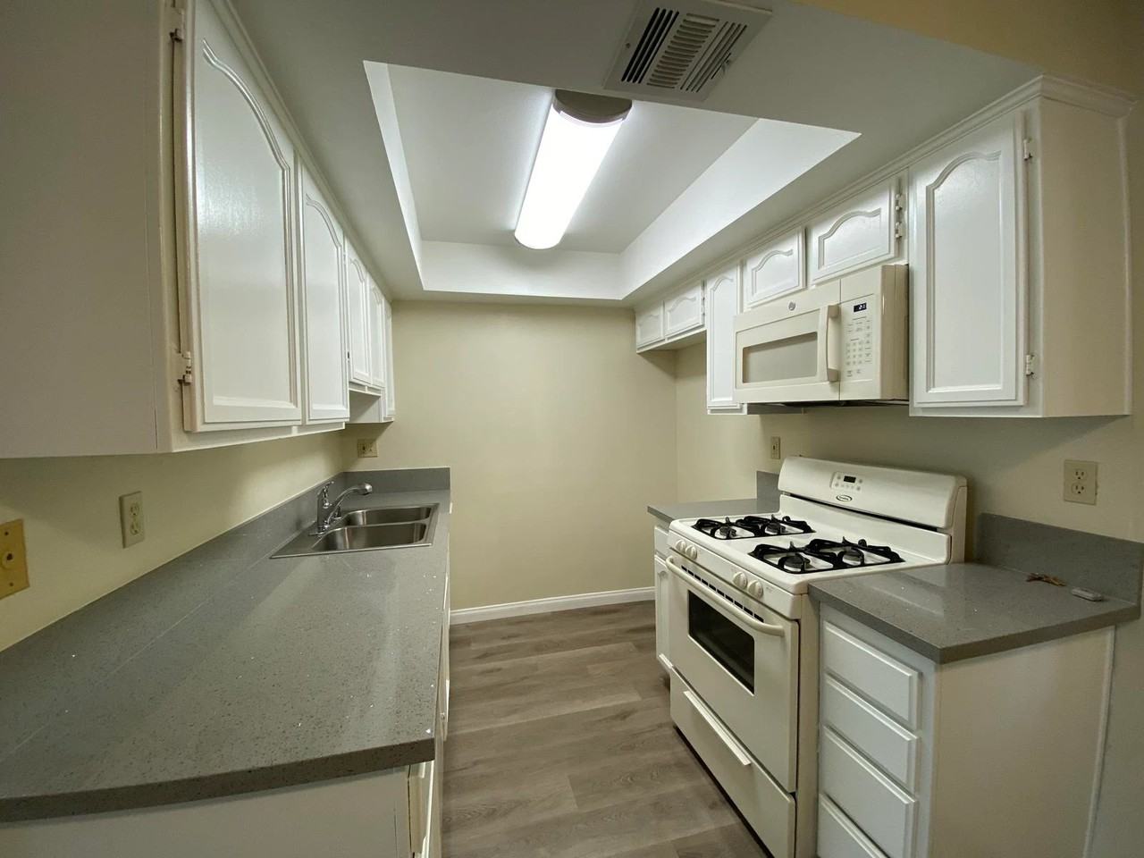 430 South Niagara Street - Photo 5 of 28